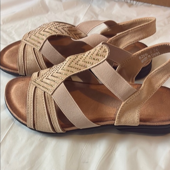Elegant Beige Sandals - Picture 3 of 7